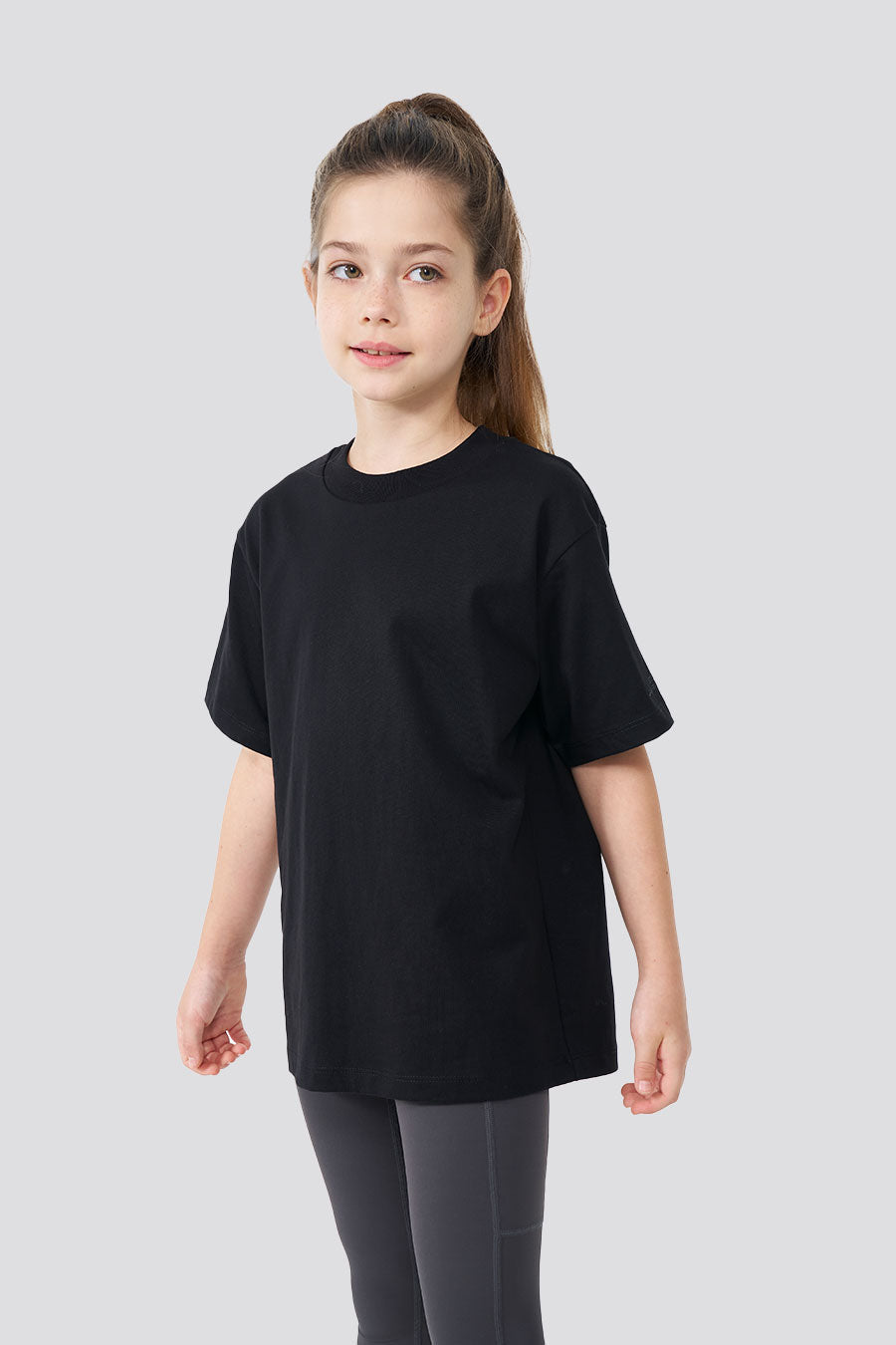 Black girls oversized t-shirt side view 